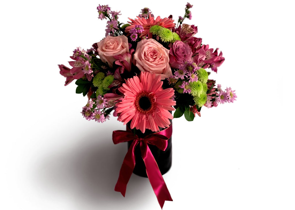 Gerberas y Rosas Rosadas en florero Vidrio Negro Cilíndrico Marca LItza Floreria
