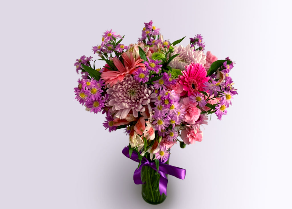 Ramo de Variedad de Flores Gerberas Astromelias Clavelina Crisantemos en tonos rosados y lilas Marca LItza Floreria