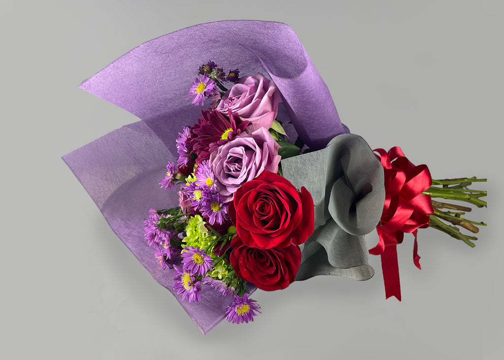 Ramo papel gris y lila rosas lilas y rojas y moño rojo marca litza Floreria