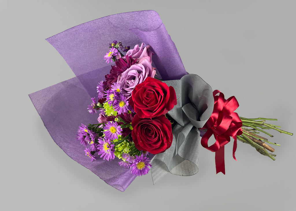 Ramo papel gris y lila rosas lilas y rojas marca litza Floreria